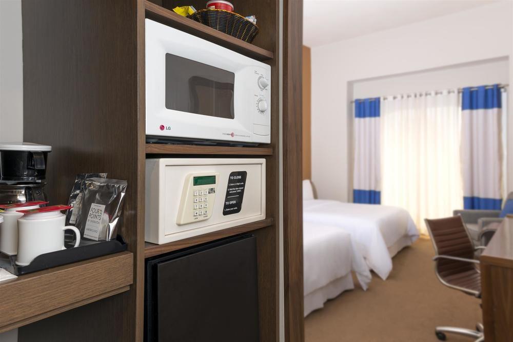 Four Points By Sheraton Galerias Monterrey Extérieur photo A safe in a hotel room
