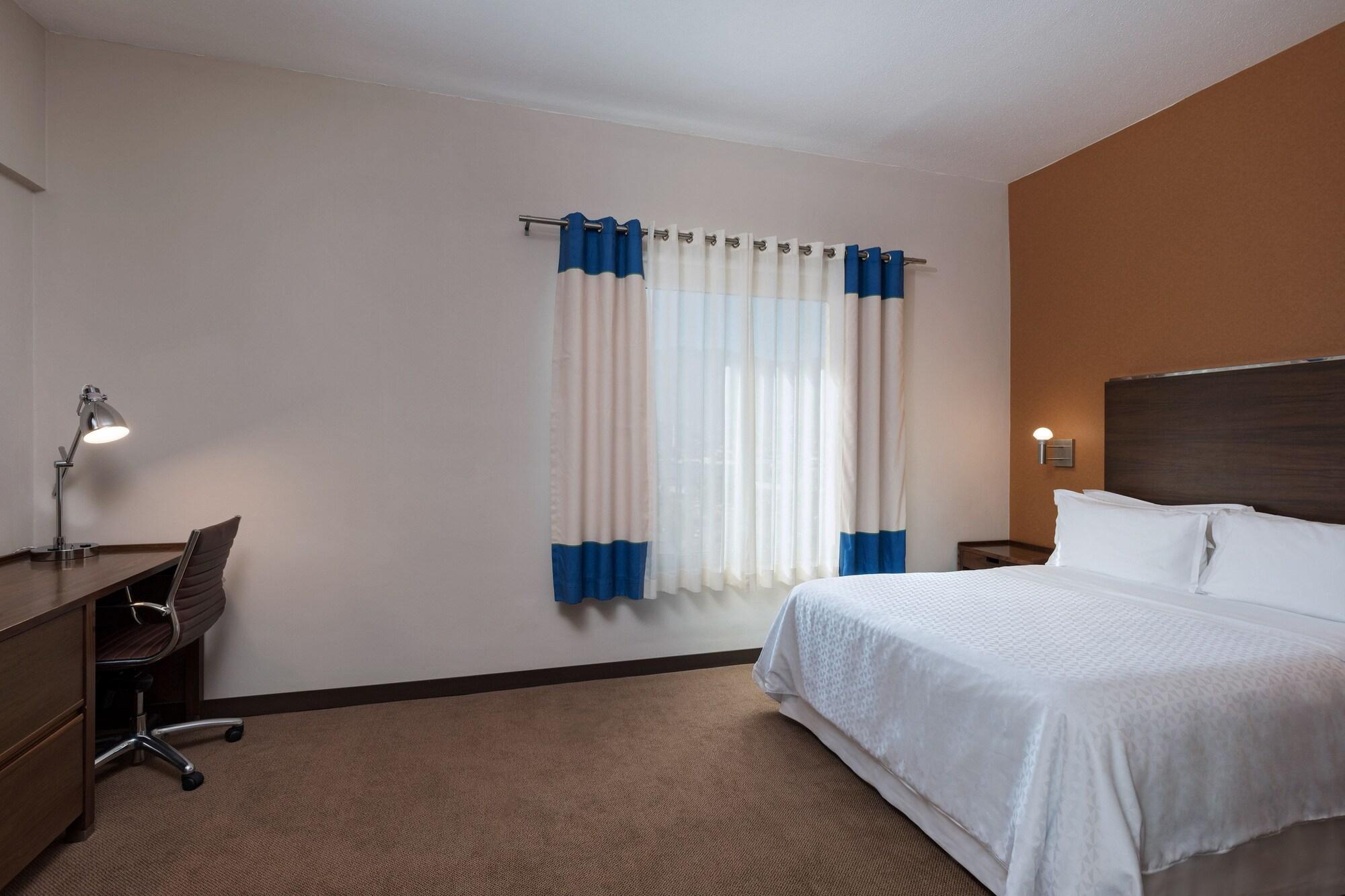 Four Points By Sheraton Galerias Monterrey Extérieur photo A typical bedroom in a typical extended stay hotel
