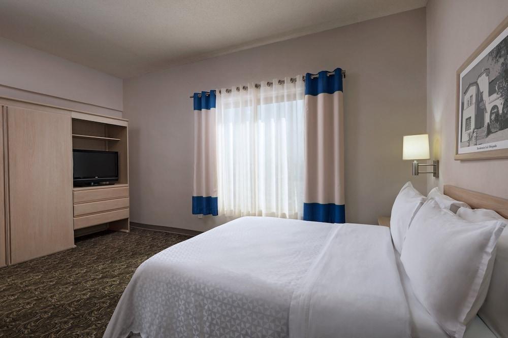 Four Points By Sheraton Galerias Monterrey Extérieur photo A bedroom at the Hilton Garden Inn in San Francisco
