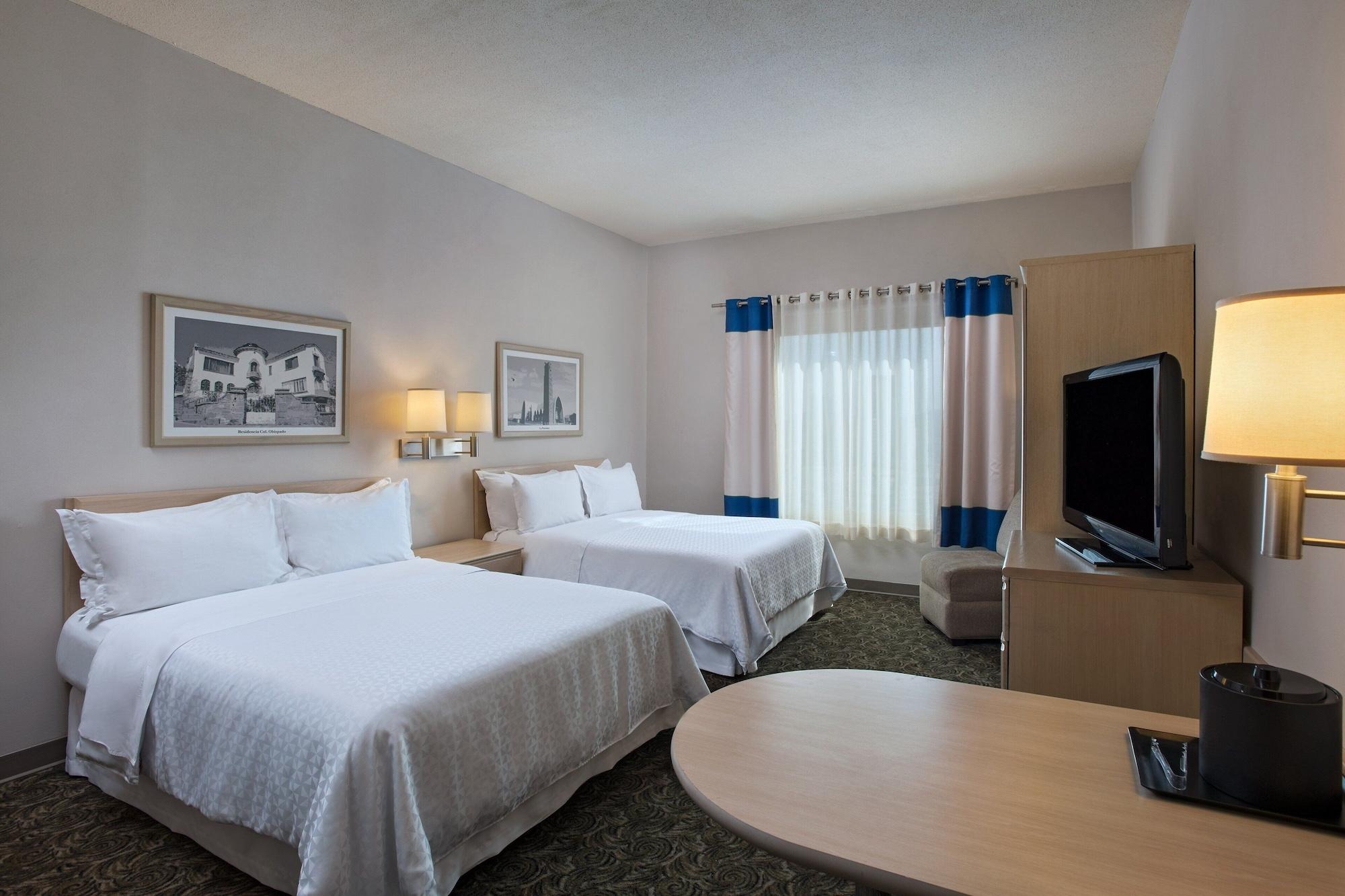 Four Points By Sheraton Galerias Monterrey Extérieur photo A typical guest room at the Hilton Garden Inn
