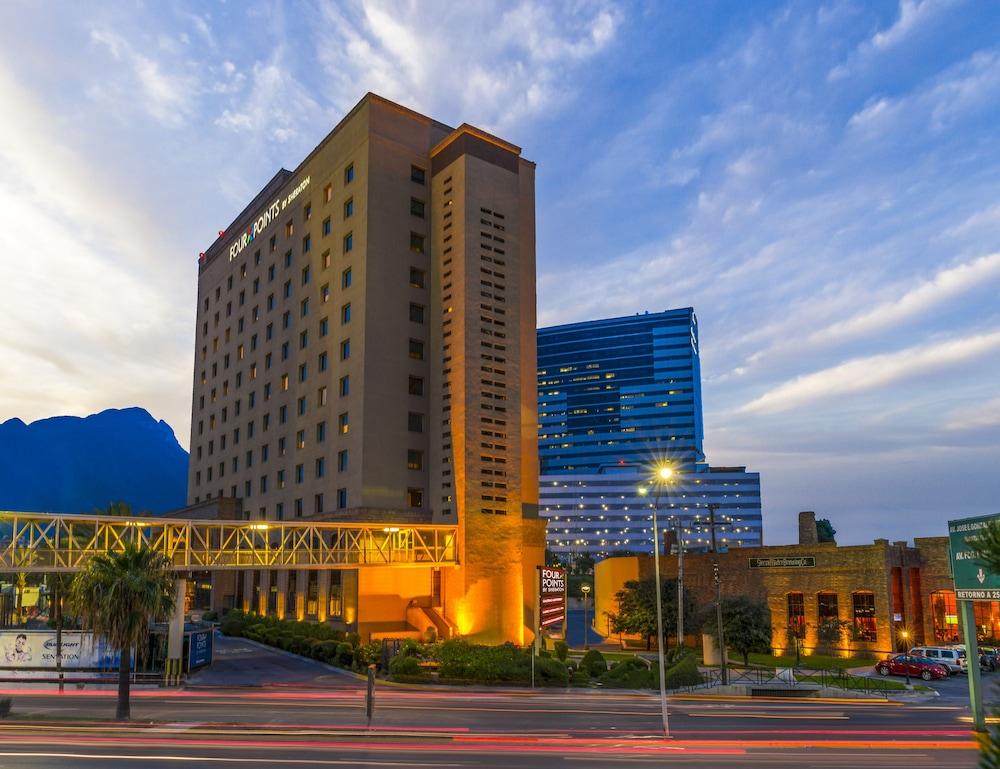 Four Points By Sheraton Galerias Monterrey Extérieur photo The hotel at dusk