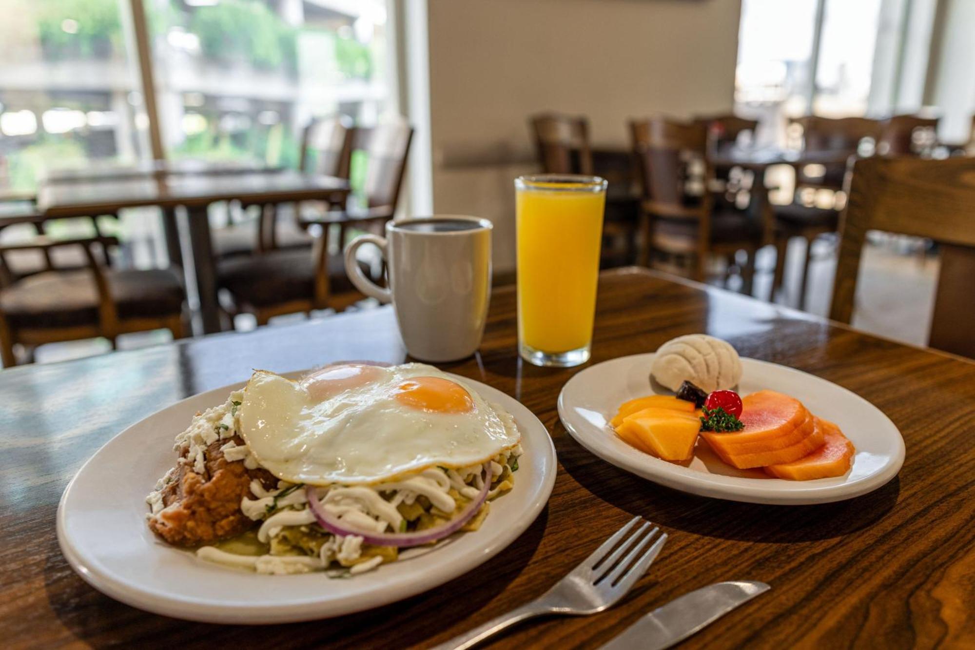 Four Points By Sheraton Galerias Monterrey Extérieur photo Breakfast at the Hotel