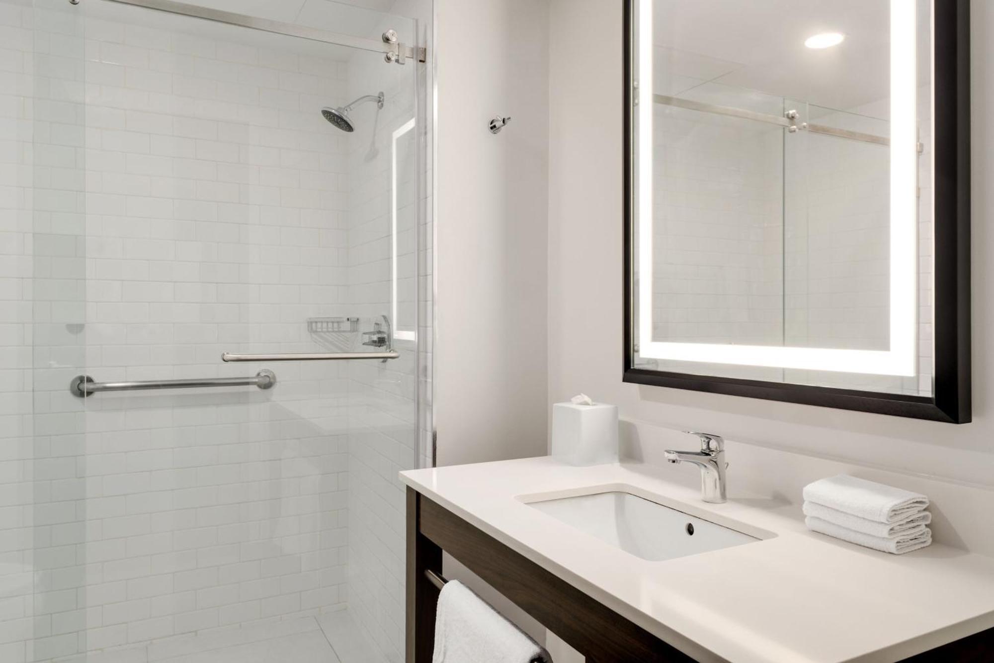 Four Points By Sheraton Galerias Monterrey Extérieur photo A bathroom in a Hilton Garden Inn