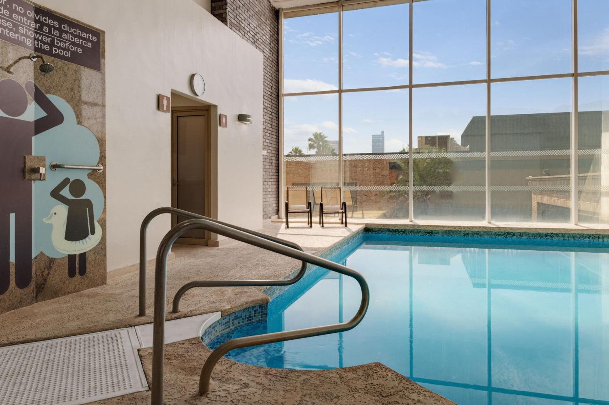 Four Points By Sheraton Galerias Monterrey Extérieur photo The pool at the hotel