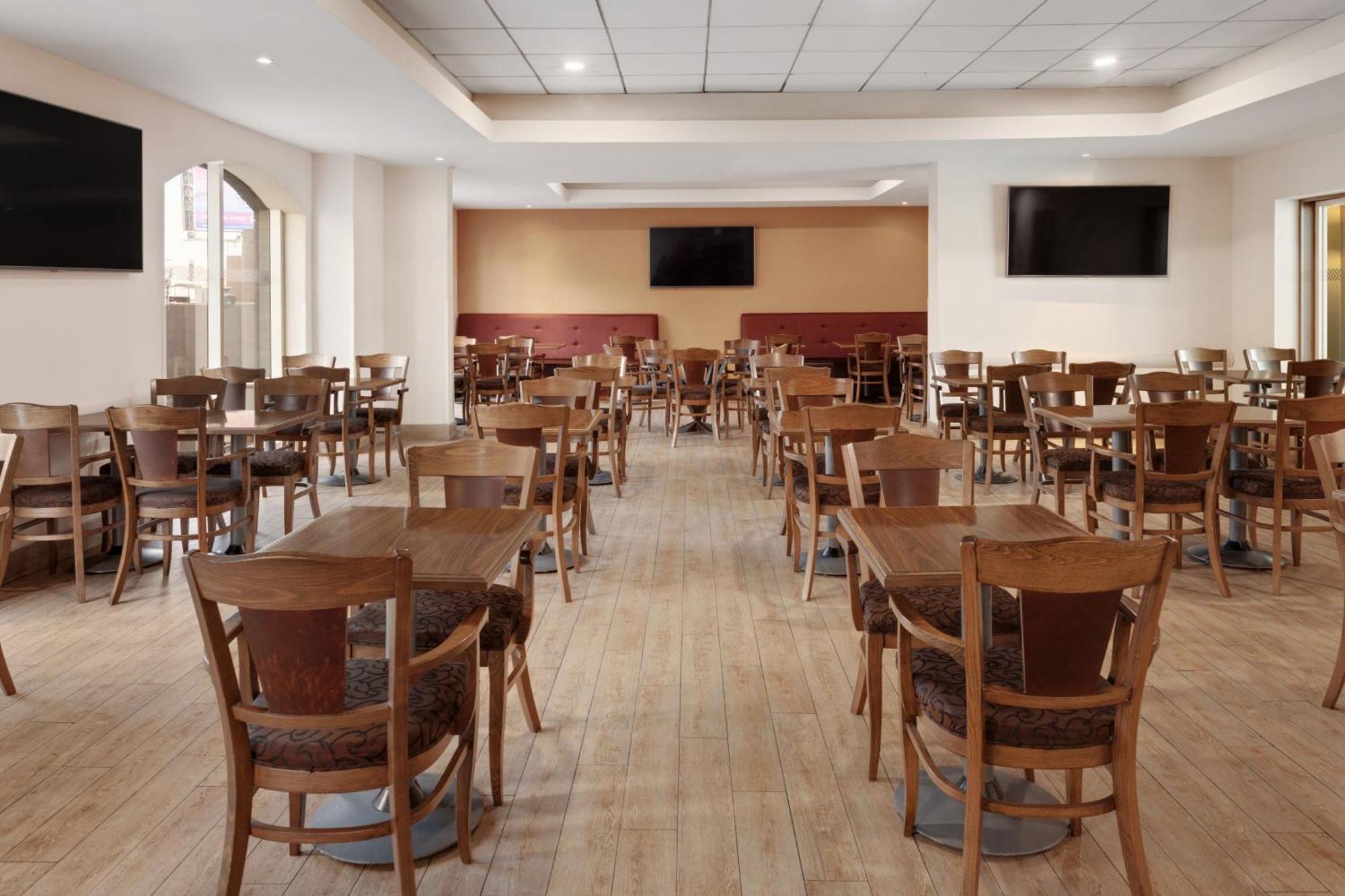 Four Points By Sheraton Galerias Monterrey Extérieur photo The dining room at the 2012 Olympic Village